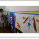 Crianças fazendo pintura mural.