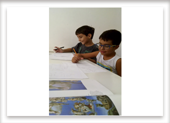Crianças estudando sobre a vida de Michelangelo